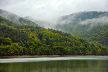 Obraz premium Rain in autumn mountains
