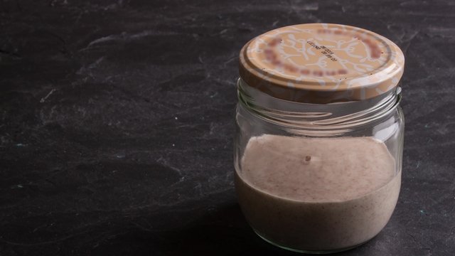 Masa para hacer pan (masa madre, sourdough) en proceso de fermentacion