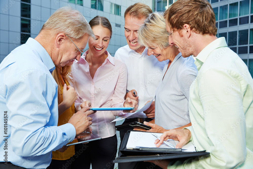 Poster Gruppe Geschäftsleute arbeitet mit Tablet Computer