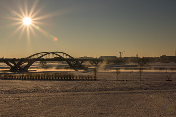 Fototapeta na wymiar Waldschlösschenbrücke Dresden im Winter