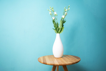 Blumen Lisianthus in der weißen Vase