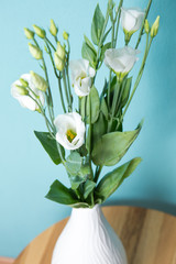 Blumen Lisianthus in der weißen Vase