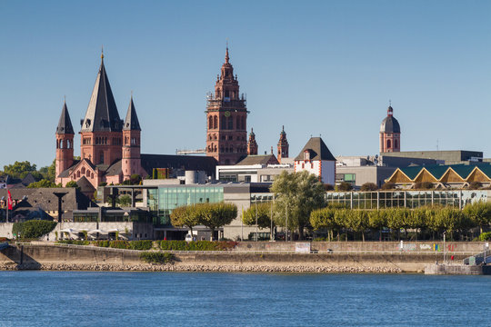 Rheinufer mit Dom, Mainz, Deutschland