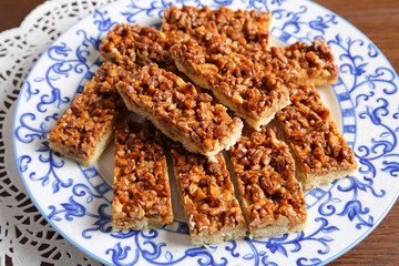 Cake with caramelized walnuts.