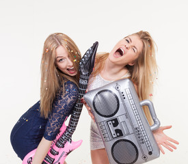 Frauen mit Musikinstrumenten tanzen