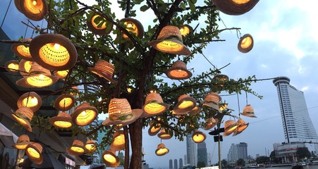 Baum voller Lichter in Hüten