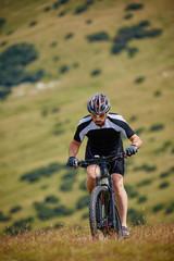 Obraz premium Man on mountain bike uphill