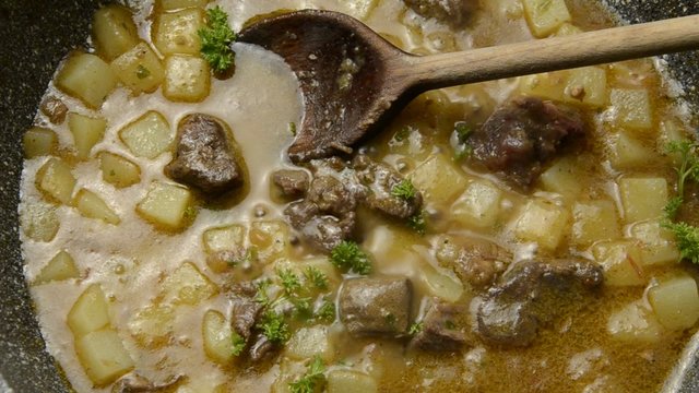 Srnč&iacute; gul&aacute;&scaron; Оленина тушеная Venison stew Hirschragout V&acirc;nat tocană Geyik eti g&uuml;ve&ccedil; Spezzatino di capriolo in salm&igrave; con patate Estofado de carne de venado Dziczyzna gulasz 