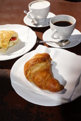 Croissant und Tasse Kaffee
