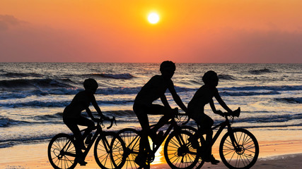 Fototapeta premium Cycling at the beach twilight time