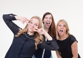 Drei Freundinnen machen lustiges Partyfoto