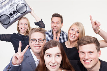 Freunde machen Foto vor Fotobox