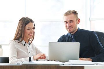 Obraz premium Businessman and businesswoman working in office