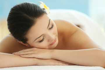 Obraz na płótnie Canvas Beautiful woman relaxing in the spa salon