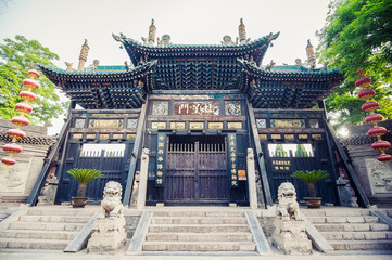 Naklejka premium chinese old temple with colorful roof