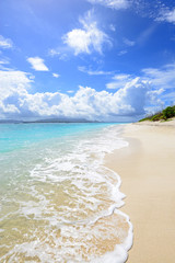 沖縄の美しいビーチと爽やかな空