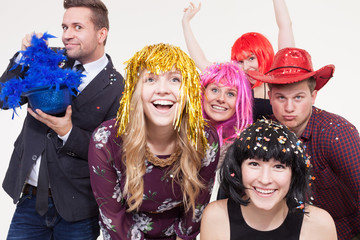 Leute machen Foto vor Fotobox