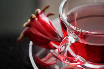 Crédence de cuisine en verre imprimé Theé Vue rapprochée d& 39 une tasse de thé d& 39 hibiscus (rosella, karkade)