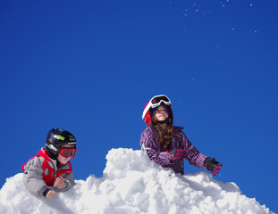 Fototapeta na wymiar vacances d'hiver - enfant jouant dans la neige