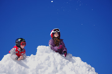 Fototapeta na wymiar vacances d'hiver - enfant jouant dans la neige