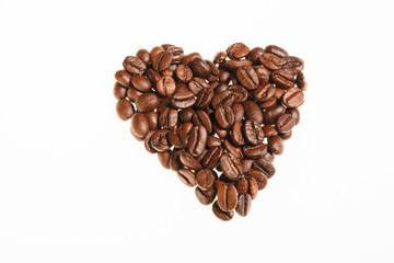 Kaffeebohnen Herz auf weissem Hintergrund  