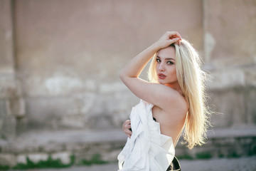 Naklejka premium pretty girl in stylish dress