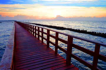 Obraz premium sunrise at red bridge Bangkhuntain seashore,Bangkok, Thailand.