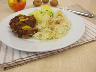 Sauerkraut mit Kartoffeln und Frikadelle