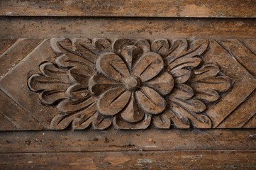 Obraz premium Pattern of flower carved on wood background