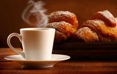 Espresso caldo con Croissant 