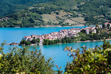 Fototapeta na wymiar Colle di Tora sul Lago Turano