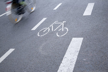 Obraz premium Bike Lane Sign and Cyclist in Cologne