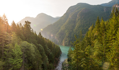 Obraz premium scena nad jeziorem Diablo podczas wschodu słońca wczesnym rankiem w North Cascade NP, WA, USA.