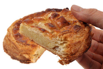 Une part de galette des rois dans la main