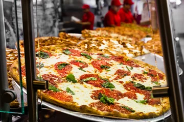 Photo sur Plexiglas Pizzeria Pizza italienne fraîche dans la fenêtre de pizzeria de New York City
