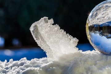 Kugel im Schnee