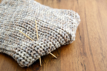 Fototapeta na wymiar knitting scarf with wool