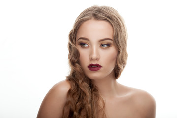 Naklejka premium Closeup beauty portrait of young stylish woman with wavy hairstyle fashionable makeup bare shoulders on white studio background