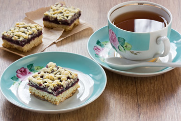 Crumble pie and cup tea / Homemade black currant crumble pie bars and cup tea