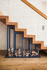 Fototapete Treppen moderne Lösung zur Lagerung von Holzstapeln unter der Treppe zu Hause