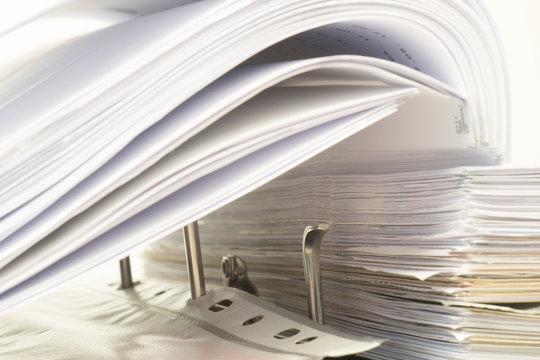 Akten Ordner mit Schriftst&uuml;cken im B&uuml;ro