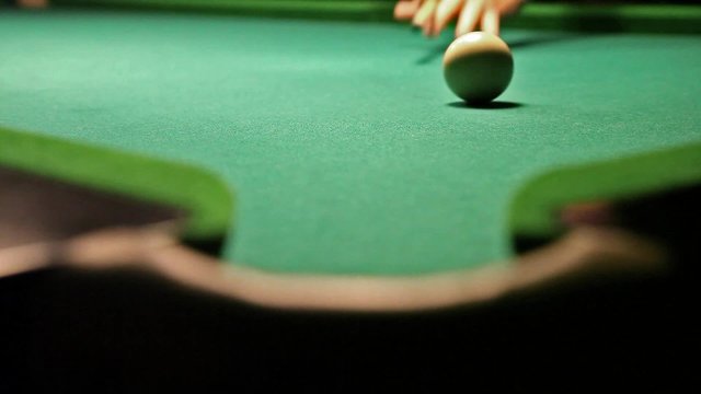 Die schwarze 8 versenken slow Motion