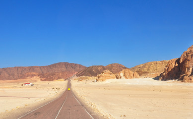 Fototapeta na wymiar Endless Desert Road