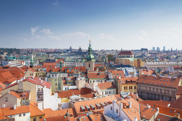 Obraz premium Domy z tradycyjnymi czerwonymi dachami na praskiej Starówce w Czechach