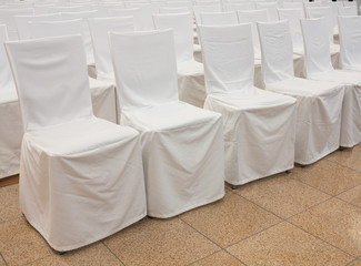 Fototapeta na wymiar Covered chairs arranged for audíence