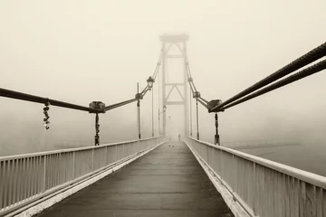 Deurstickers De brug in de mist, zwart en wit © MySunnyday