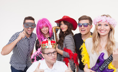 Junge Leute machen Foto vor Photobooth