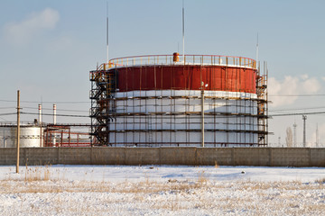 Replacement of thermal insulation on reservoir with use of scaff