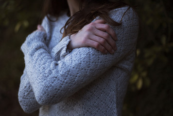 Ragazza solitaria nel bosco