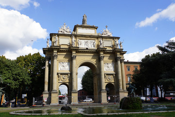 Fototapeta na wymiar Torbogen auf der Piazza della Liberta